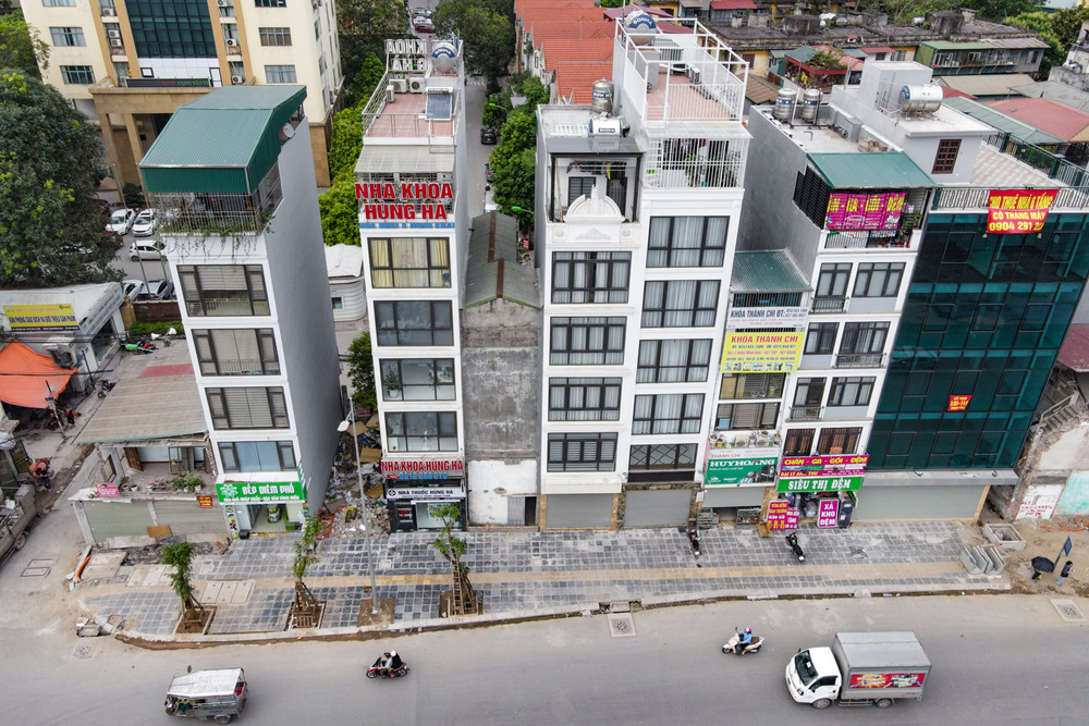 Các căn nhà với mặt tiền nhỏ, hẹp xuất hiện dọc tuyến đường. Nhà siêu mỏng trên đường vành đai 2 -0