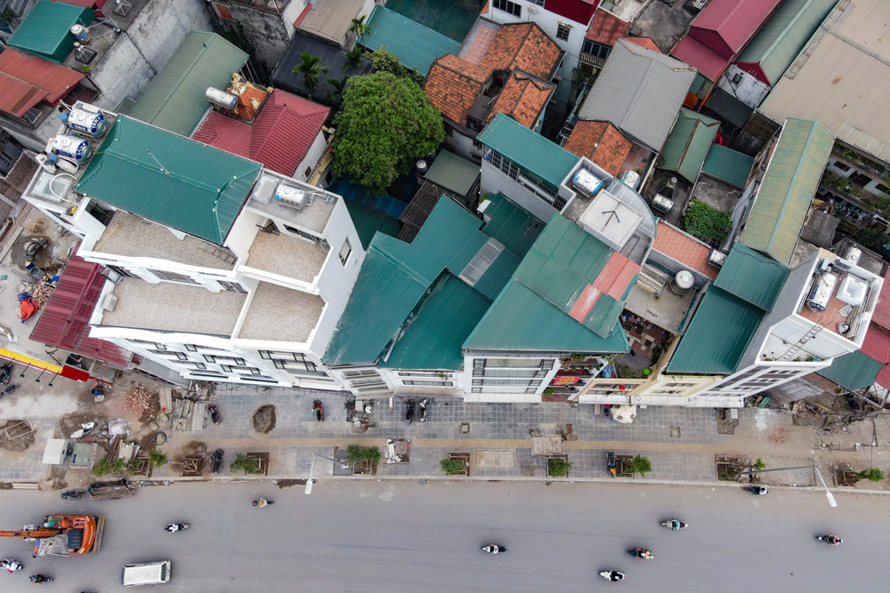 Nhiều căn nhà từ trong ngõ giờ ra mặt đường nhưng phải chịu mất 2/3 diện tích ban đầu. Các căn nhà ở đây phải đạt đủ điều kiện diện tích ít nhất là 15m2, chiều sâu 3m2 thì mới được cấp phép xây dựng sau giải phóng. Nhà siêu mỏng trên đường vành đai 2 -0