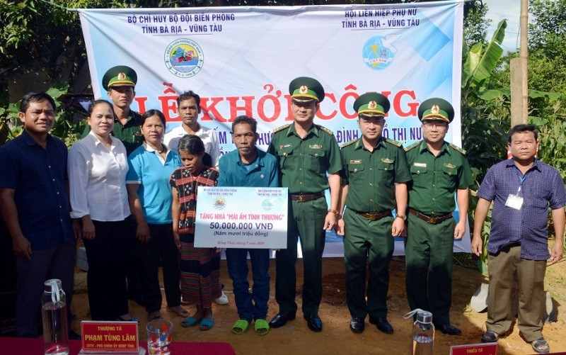 Lãnh đạo BĐBP tỉnh Thừa Thiên Huế và Hội LHPN huyện A Lưới trao tiền hỗ trợ cho gia đình.