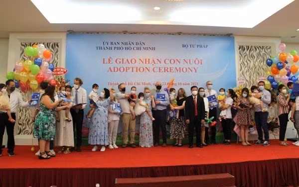 Bộ Tư pháp phối hợp Ủy ban nhân dân Thành phố Hồ Chí Minh và nhiều Ủy ban nhân dân các tỉnh tổ chức lễ giao nhận trẻ em Việt Nam làm con nuôi nước ngoài.