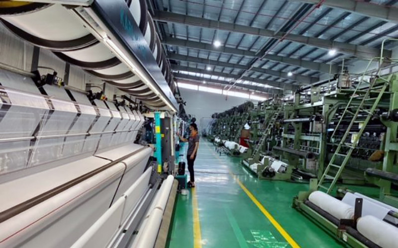 Sản xuất vải tại nhà máy Công ty trách nhiệm hữu hạn DS Vina ở Khu công nghiệp Ðất Cuốc, tỉnh Bình Dương. Ảnh: TRỊNH BÌNH Thu hút dòng vốn FDI -0