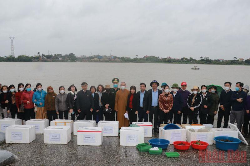 Hoạt động thả một triệu con giống xuống sông Hồng nhằm tái tạo nguồn lợi thủy sản, duy trì đa dạng sinh học và bảo đảm sự phát triển bền vững của ngành thủy sản. Nam Định thả một triệu con giống xuống sông Hồng, tái tạo nguồn lợi thủy sản -0
