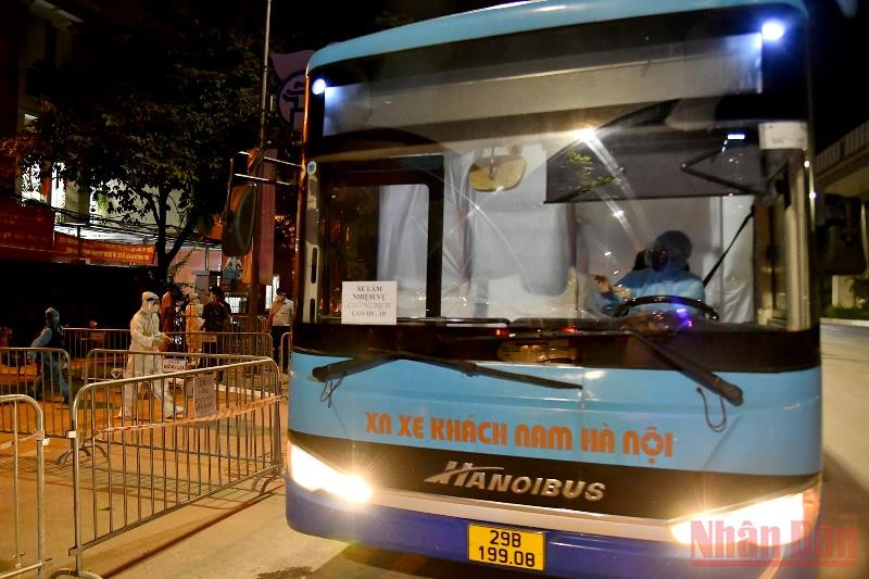 Người dân di chuyển lên xe buýt tới Ký túc xá Đại học FPT. Di dời người dân tại “điểm đỏ” phường Thanh Xuân Trung đến nơi an toàn -0