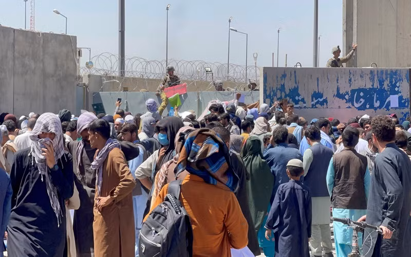 Đám đông bên ngoài sân bay tại Kabul, Afghanistan, ngày 26/8. (Ảnh: Reuters)