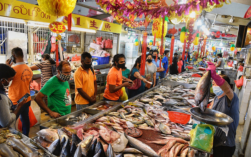 Người dân xếp hàng mua hải sản tại chợ Tekka Market, Singapore. Ảnh: The Straits Times Chính phủ Anh dỡ bỏ hầu hết các biện pháp hạn chế phòng chống dịch dù số ca mắc mới vẫn ở mức cao -0