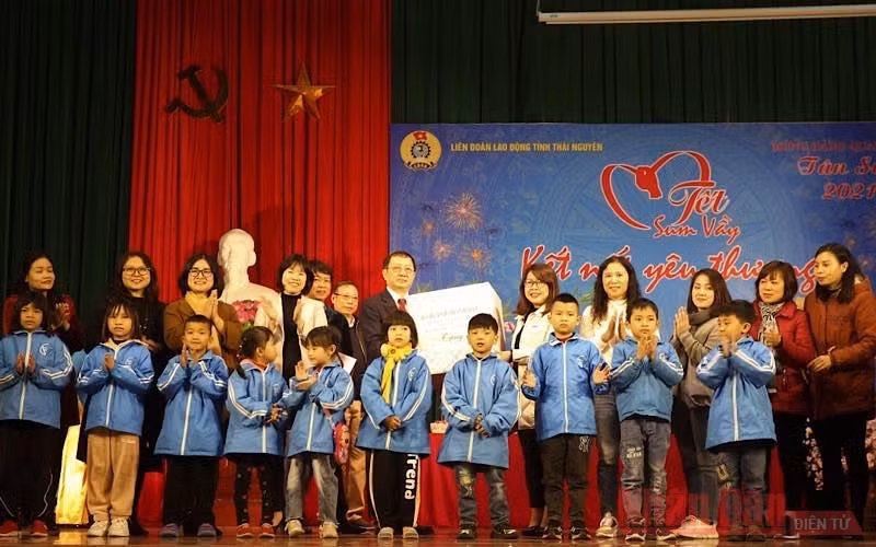 Tặng quà và trao kinh phí hỗ trợ cho Trung tâm Hỗ trợ phát triển giáo dục hòa nhập trẻ khuyết tật tỉnh Thái Nguyên.