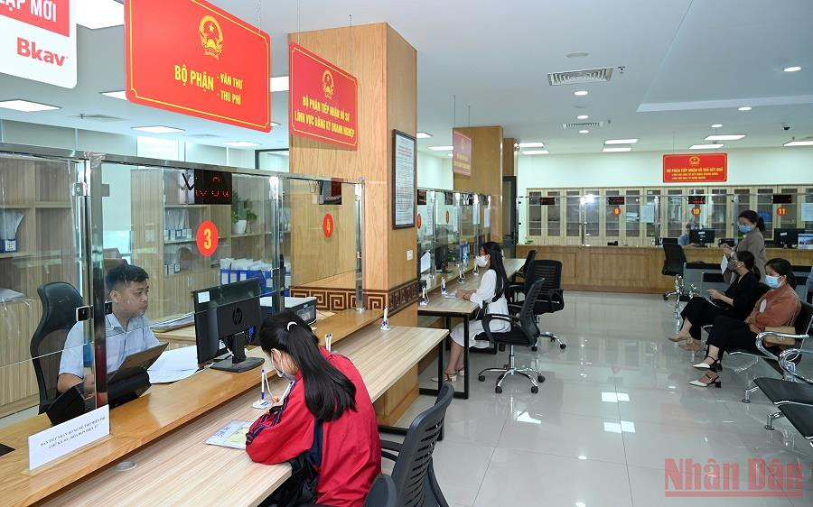 Giải quyết thủ tục hành chính cho doanh nghiệp tại Bộ phận một cửa Sở Kế hoạch và Đầu tư Hà Nội. (Ảnh: DUY LINH) 10 sự kiện tiêu biểu của Thủ đô Hà Nội năm 2021 -0