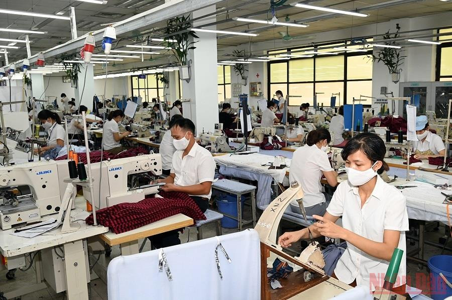 Hoạt động sản xuất tại Công ty May 10 trong những ngày Hà Nội thực hiện giãn cách xã hội. (Ảnh: DUY LINH) 10 sự kiện tiêu biểu của Thủ đô Hà Nội năm 2021 -0