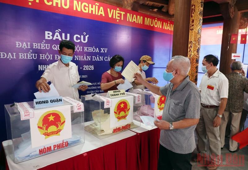 Cử tri phường Nghĩa Tân (Cầu Giấy, Hà Nội) bỏ phiếu bầu cử đại biểu Quốc hội khóa XV và đại biểu Hội đồng nhân dân các cấp nhiệm kỳ 2021-2026. 10 sự kiện tiêu biểu của Quốc hội Việt Nam năm 2021 -0