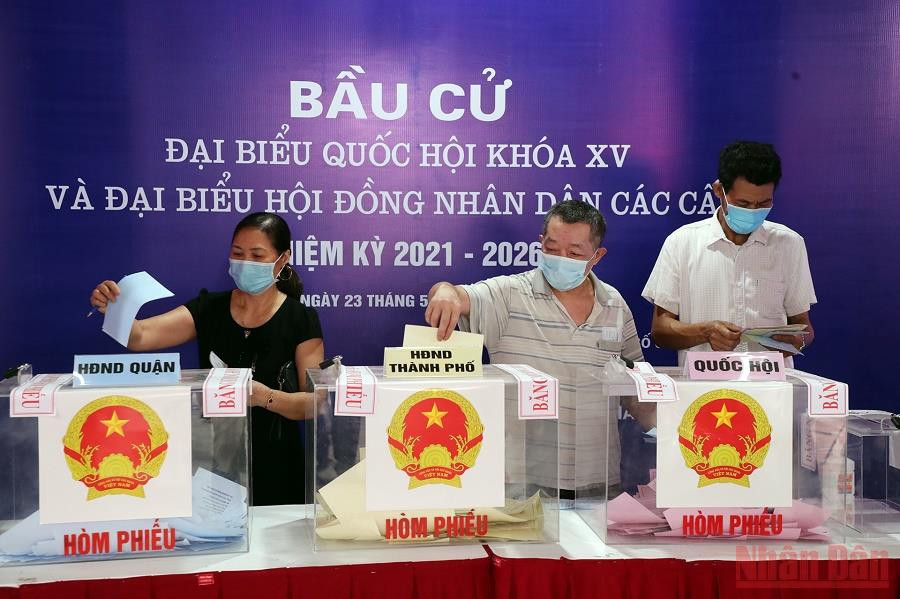 Người dân bỏ phiếu bầu đại biểu Quốc hội khóa XV và đại biểu HĐND các cấp nhiệm kỳ 2021-2026. (Ảnh: DUY LINH) 10 sự kiện tiêu biểu của Thủ đô Hà Nội năm 2021 -0