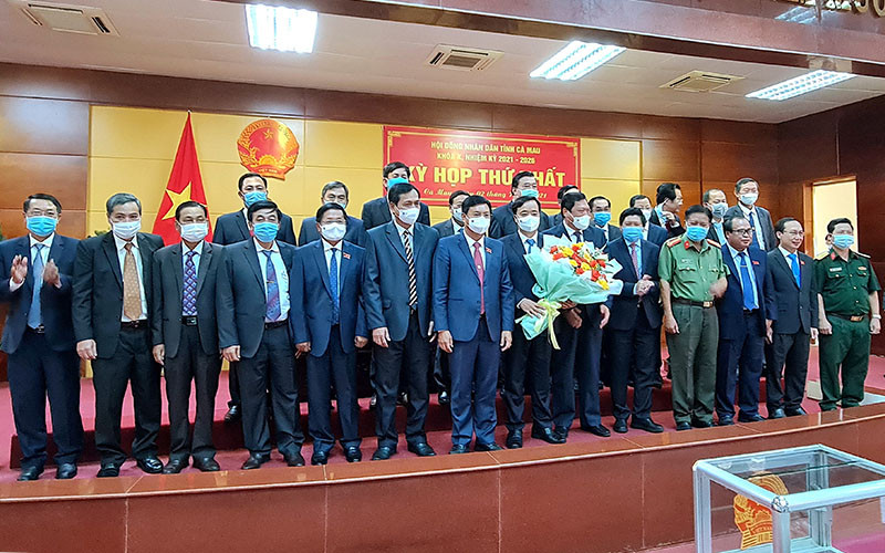 Những cán bộ chủ chốt của HĐND và UBND tỉnh Cà Mau ra mắt kỳ họp Cà Mau kiện toàn các chức danh chủ chốt cho nhiệm kỳ mới -0