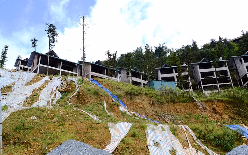 Hàng chục biệt thự thuộc dự án Khu du lịch sinh thái nghỉ dưỡng cao cấp Cầu Mây bị sạt lở, mất an toàn, do chủ đầu tư không tuân thủ các quy định về xây dựng.