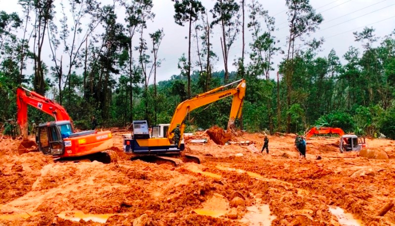 Các phương tiện, lực lượng được huy động tối đa để tham gia, tổ chức tìm kiếm những nạn nhân đang còn mất tích. Tìm thấy sáu thi thể đầu tiên trong đoàn công tác cứu hộ, cứu nạn -0