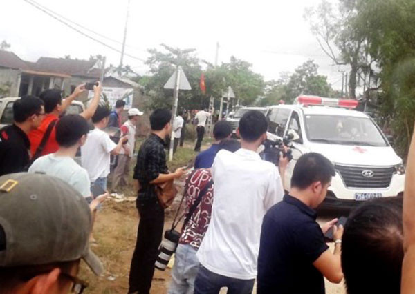 Xe cứu thương đưa các thi thể ra khỏi hiện trường. Tìm thấy sáu thi thể đầu tiên trong đoàn công tác cứu hộ, cứu nạn -0
