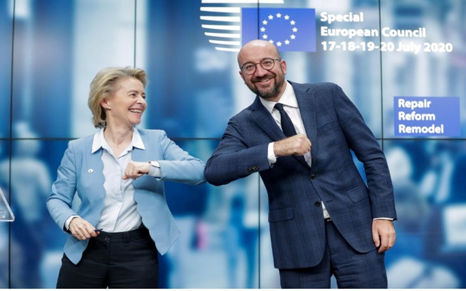 Chủ tịch Ủy ban châu Âu Ursula von der Leyen (bên trái) và Chủ tịch Hội đồng châu Âu Charles Michel "bắt tay kiểu Covid-19" khi kết thúc họp báo tại Brussels. (Ảnh: Reuters)