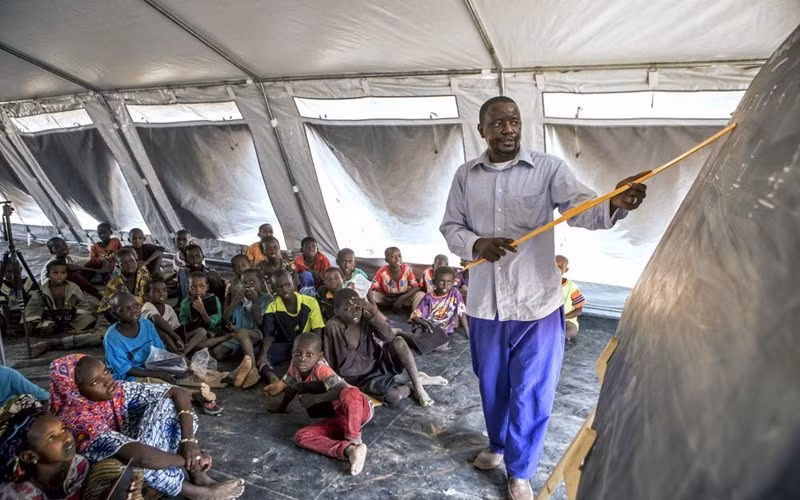 Nhiều học sinh tại khu vực Tây Phi phải học tập trong điều kiện vật chất thiếu thốn. (Ảnh: AP)