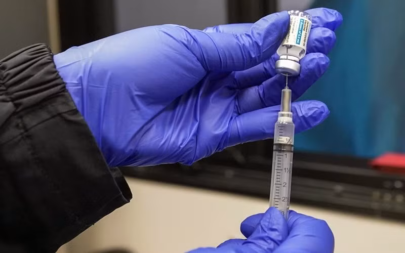 Y tá chuẩn bị tiêm vaccine của Johnson & Johnson. (Ảnh: AP)