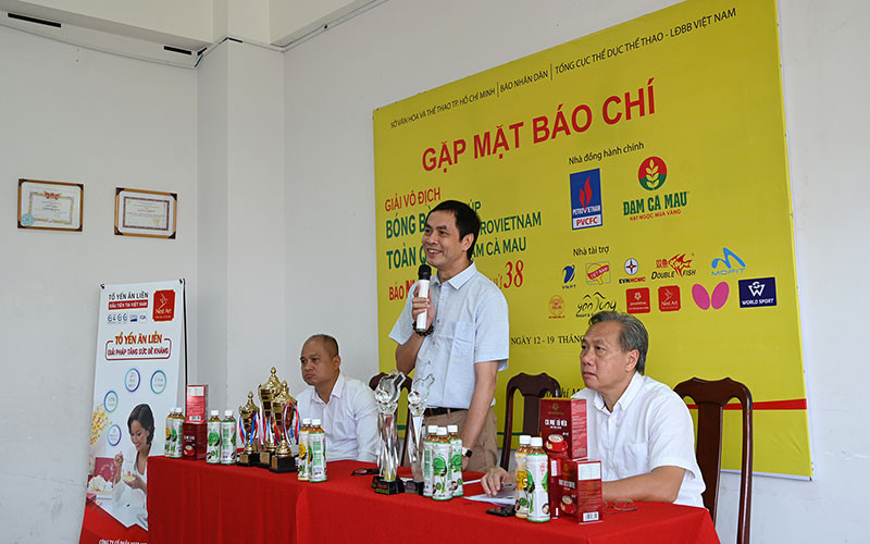 Đồng chí Trần Hữu Việt, Trưởng Ban Văn hóa – Văn nghệ, Trưởng Ban tổ chức giải phát biểu tại buổi họp báo. Ảnh: DUY LINH Họp báo Giải vô địch bóng bàn toàn quốc Báo Nhân Dân -0