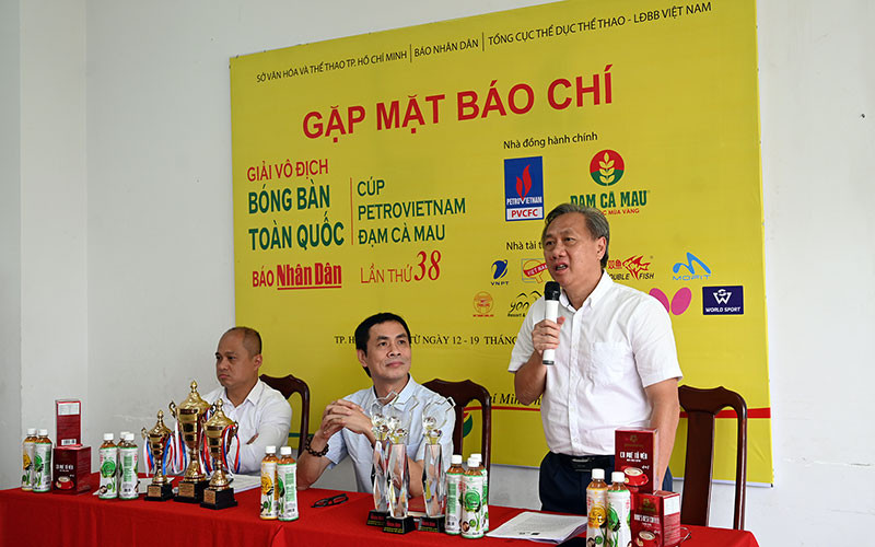 Ông Mai Bá Hùng, Phó Giám đốc Sở Văn hóa - Thể thao TP Hồ Chí Minh phát biểu tại buổi họp báo. Ảnh: DUY LINH Họp báo Giải vô địch bóng bàn toàn quốc Báo Nhân Dân -0