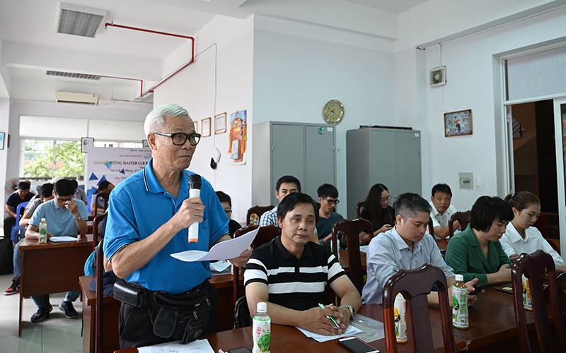 Đại diện phóng viên đặt câu hỏi tại buổi họp báo. Ảnh: DUY LINH Họp báo Giải vô địch bóng bàn toàn quốc Báo Nhân Dân -0