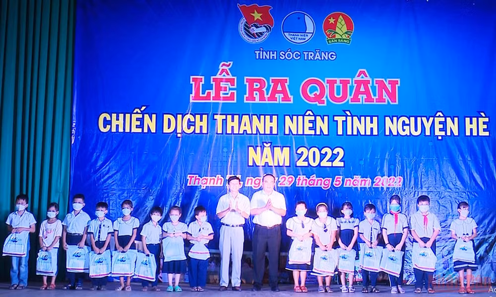 Tặng quà cho học sinh có hoàn cảnh khó khăn.