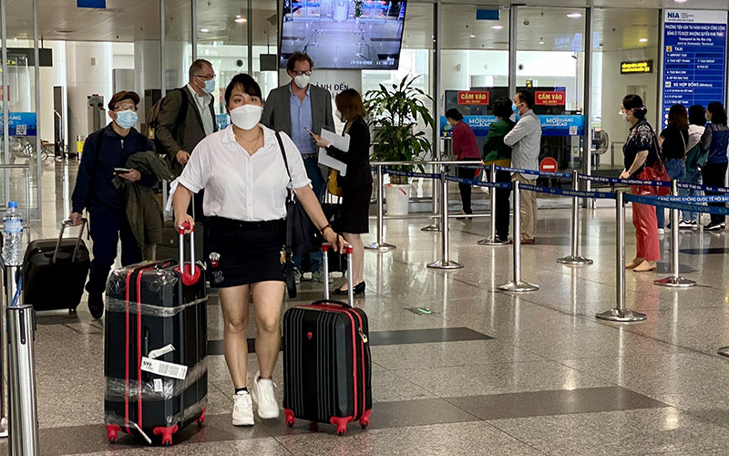 Hành khách từ Singapore đến sân bay quốc tế Nội Bài trong ngày đầu mở cửa đón khách quốc tế. (Ảnh VŨ ÐIỆP) Mở cửa du lịch an toàn trong điều kiện bình thường mới -0