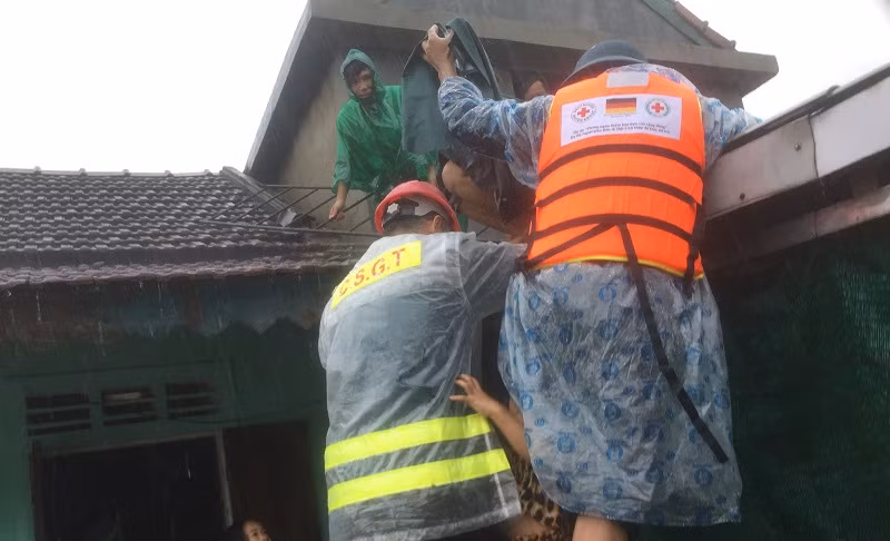 Lực lượng chức năng huyện Phong Điền sơ tán dân ở xã Phong Thu.
