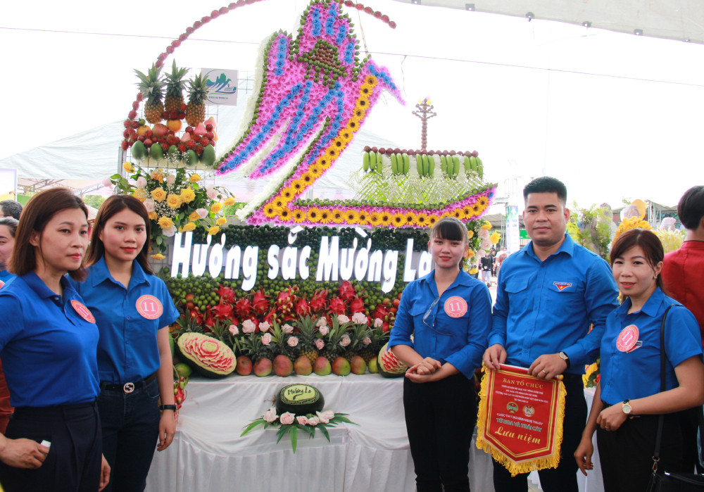 Phần thi với biểu trưng là con thuyền trên Sông Đà của huyện Mường La. Đặc sắc cuộc thi “Tạo hình nghệ thuật” từ hoa và trái cây -0