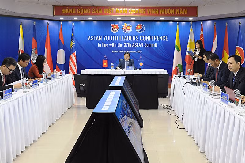 Đoàn đại biểu lãnh đạo thanh niên Việt Nam do đồng chí Nguyễn Anh Tuấn làm Trưởng đoàn tham gia Hội nghị từ đầu cầu Hà Nội. 