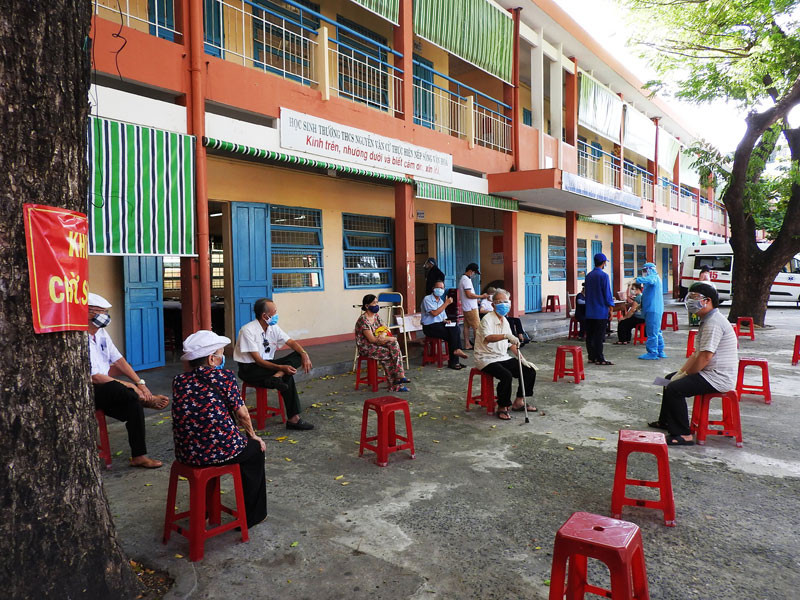 Khu vực theo dõi sau tiêm để đề phòng biến chứng. Đà Nẵng đẩy nhanh tiêm vaccine cho các đối tượng ưu tiên -0
