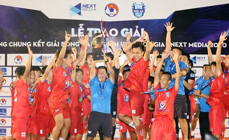 Đội U15 PVF nhận Cúp vô địchh.