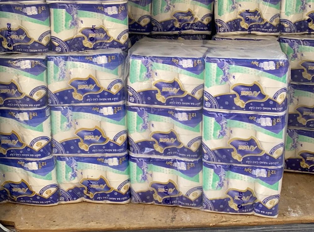 450 bọc giấy vệ sinh trổng trị giá trên 10 nghìn đô la Úc anh Tạ Henry và chị Sally Phạm ủng hộ đồng bào miền trung. Cộng đồng Việt tại Úc hướng về miền trung -0