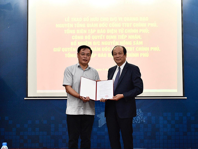 Bộ trưởng, Chủ nhiệm VPCP Mai Tiến Dũng trao sổ hưu cho ông Vi Quang Đạo, nguyên Tổng Giám đốc Cổng TTĐT Chính phủ. Bổ nhiệm ông Nguyễn Hồng Sâm làm quyền Tổng Giám đốc Cổng TTĐT Chính phủ -0