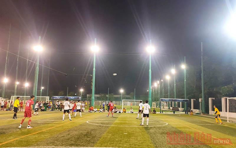 Một pha bóng trong trận mở màn Doanh nghiệp Việt Nam tại Campuchia thi đấu thể thao chào mừng 75 năm Quốc khánh -0