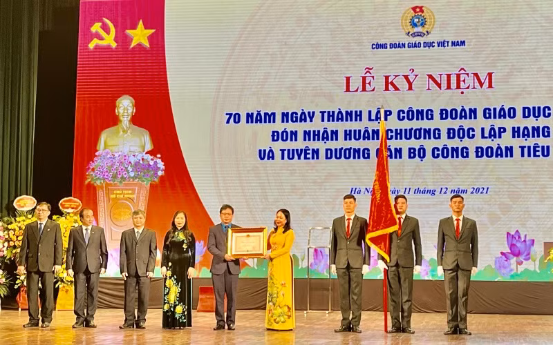 Phó Chủ tịch nước Võ Thị Ánh Xuân trao Huân Chương Độc lập hạng Ba tặng Công đoàn Giáo dục Việt Nam.