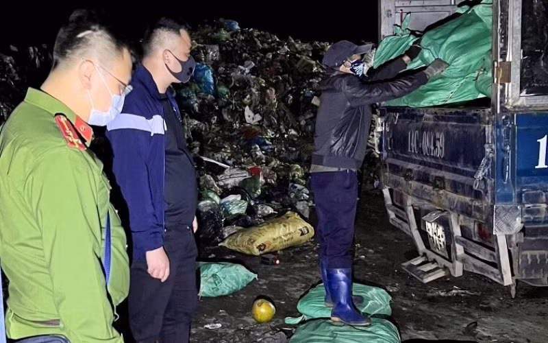 Số chân gà không rõ nguồn gốc bị lực lượng công an thu giữ.