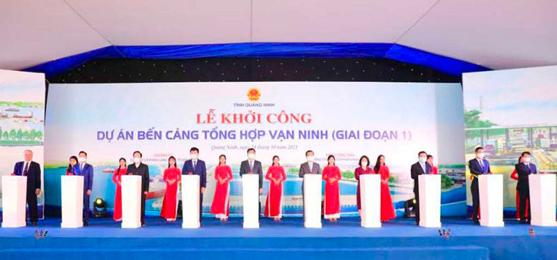 Các đại biểu ấn nút khởi công dự án bến Cảng tổng hợp Vạn Ninh, TP Móng Cái, Quảng Ninh. Quảng Ninh: Khởi công 4 dự án trọng điểm với tổng vốn đầu tư 280 nghìn tỷ đồng -0