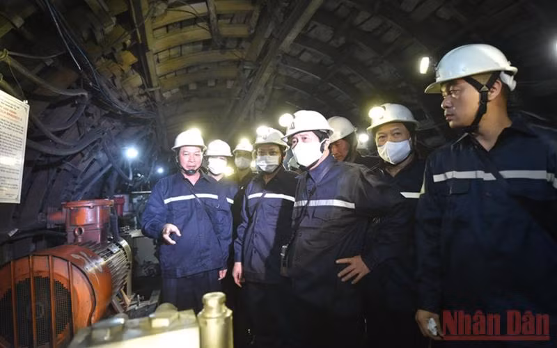 Phó Thủ tướng Chính phủ Lê Văn Thành trực tiếp xuống nơi sản xuất của công nhân tại lò chợ Cơ giới hóa mức -240m của Công ty cổ phần Than Núi Béo.
