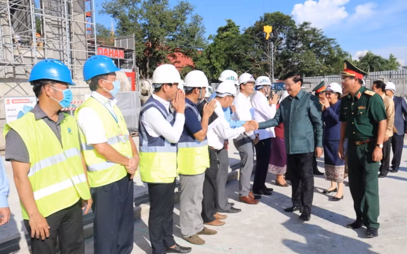 Thủ tướng Lào Thongloun Sisoulith thăm hỏi, động viên từng cán bộ, chiến sĩ Binh đoàn 11, chiều 23-7.