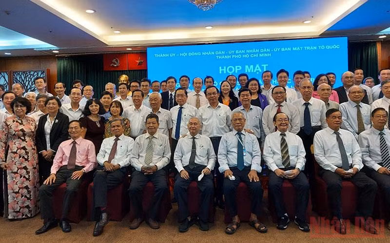 Lãnh đạo thành phố Hồ Chí Minh chụp hình lưu niệm với các đại biểu trong buổi họp mặt.