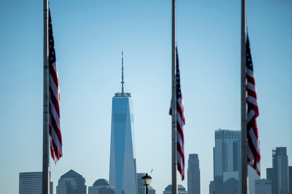 Tòa tháp Trung tâm Thương mại thế giới trong lúc New York tiến hành lễ tưởng niệm. (Ảnh: Reuters) Nước Mỹ tưởng niệm các nạn nhân của vụ khủng bố bi thảm nhất trong lịch sử -0