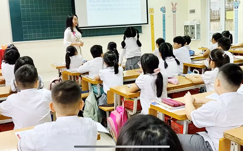 Cô giáo Nguyễn Thị Thoa, Trường tiểu học Nguyễn Trãi (quận Thanh Xuân, TP Hà Nội) hướng dẫn học sinh kỹ năng phòng, chống bạo lực học đường (Ảnh chụp khi chưa giãn cách xã hội). Ảnh: THANH TRÚC