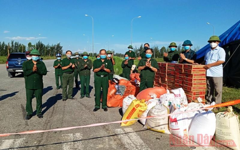 Hội viên Hội CCB Lộc Hà đảm nhiệm công tác tiếp nhận, phân phối lương thực cho các khu phong tỏa. 2_1-1626322448684.jpg
