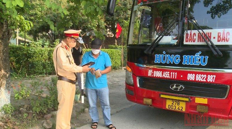 Cảnh sát giao thông Công an tỉnh Điện Biên kiểm tra các trường hợp vận tải khách trong thành phố. Điện Biên kiên quyết xử lý “xe dù”, “bến cóc” -0