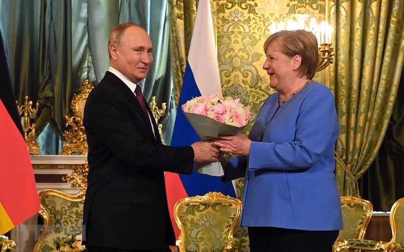 Tổng thống Nga Vladimir Putin (bên trái) và Thủ tướng Đức Angela Merkel tại cuộc gặp ở Moskva, Nga, ngày 20/8/2021. (Ảnh: TTXVN)