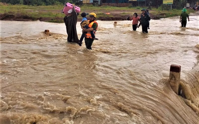 Các lực lượng chức năng huyện Ea Súp sơ tán người dân đến nơi an toàn.