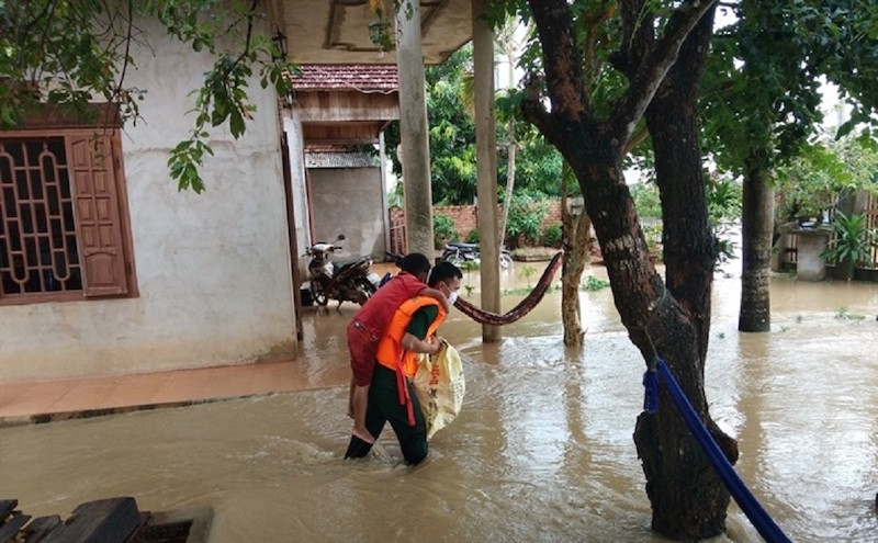 Cán bộ, chiến sĩ Đồn Biên phòng Yok M’bre đưa người dân vùng lũ đến nơi an toàn. Mưa lũ gây thiệt hại nặng cho huyện biên giới Ea Súp -0