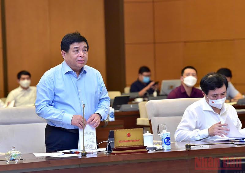 Bộ trưởng Bộ Kế hoạch và Đầu tư Nguyễn Chí Dũng trình bày tờ trình. Ảnh: Duy Linh 2-1631703348111.jpg