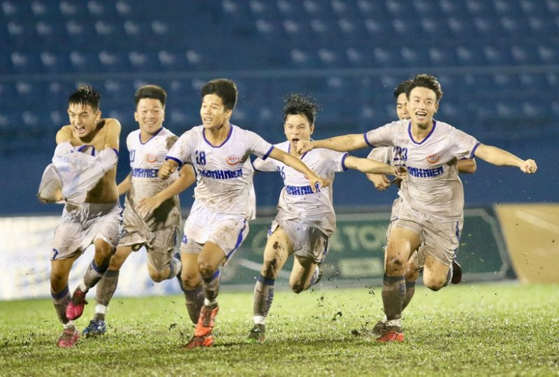 Các cầu thủ U19 An Giang sẽ gặp PVF ở bán kết. Học viện Nutifood chiến thắng U19 Sài Gòn, Đồng Tháp loại An Giang qua loạt luân lưu -0