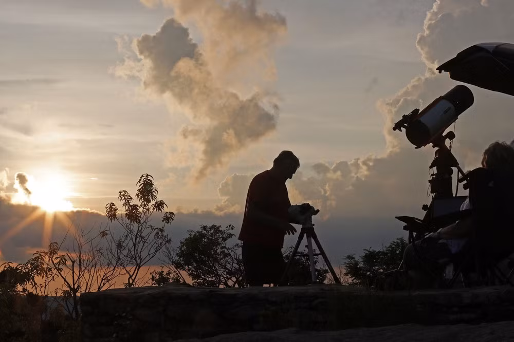 Đi “săn” sao chổi Neowise -0